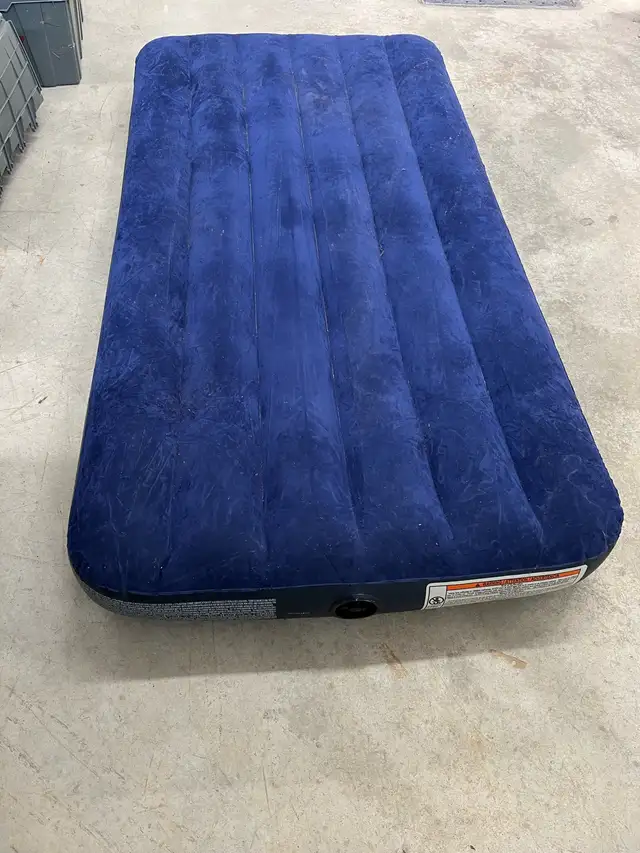 Matelas pneumatique de lit pliant de camping in Fishing, Camping & Outdoors in Lanaudière - Image 3