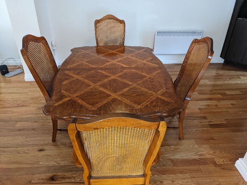 Dining table with four chairs / table à dîner avec 4 chaises Dining