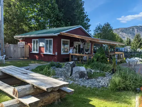 Come live in Beautiful Vancouver island God's country. Restaurant and Farmers market etc. Once was o...