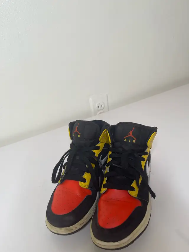 Nike Air Jordan 1 Mid GS — Original in Kids & Youth in City of Montréal - Image 3