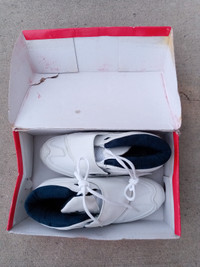 Men's tennis shoes, size 9 (New)