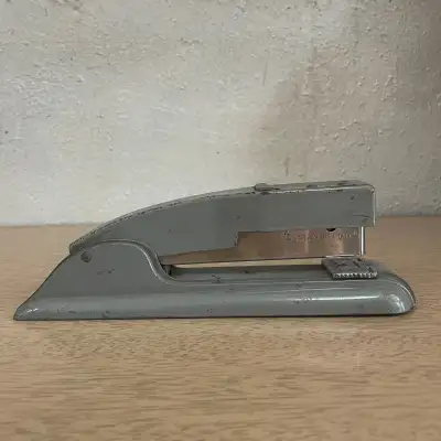 Vintage Mid-century Swingline Stapler #27 Beautiful vintage condition with some ware. 8.5" Williams...
