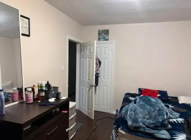 Room for rent- upper floor  in Room Rentals & Roommates in City of Toronto - Image 3