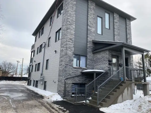 CHOMEDEY 3 chambres + 1 bureau in Long Term Rentals in Laval / North Shore - Image 11
