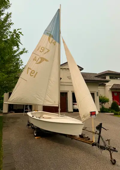 En très bon état, inclus remorque immatriculée pour bateau, 2 rames et Bâche pour remisage. Pour tou...