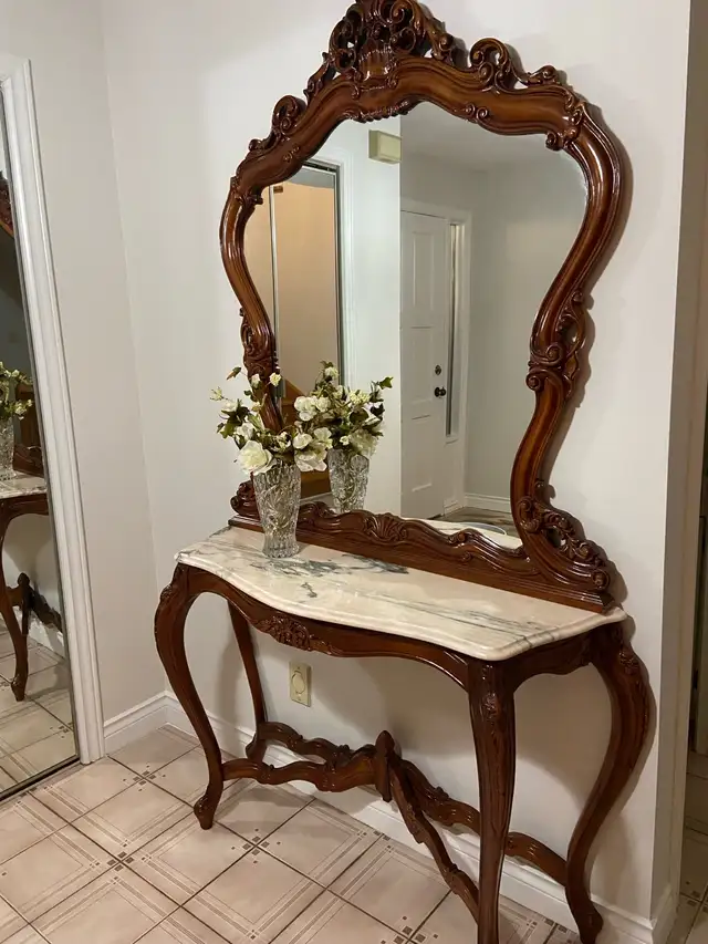 French Louis XV Style Vintage Carved Mahogany Frame Wall Mirror in Other Tables in Mississauga / Peel Region - Image 5