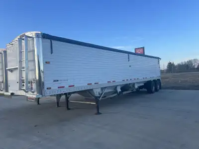 Timpte tandem with Michelin super singles aluminum coupler and sub frame, disc brakes, vibrator brac...