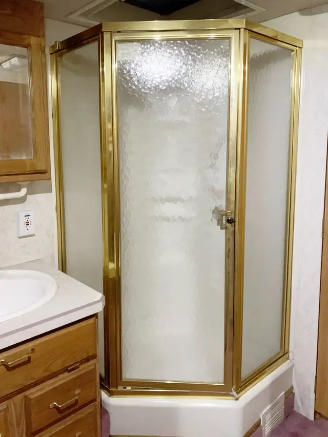 1995 classic 32ft motorhome, sleeps six. in RVs & Motorhomes in Port Alberni - Image 9