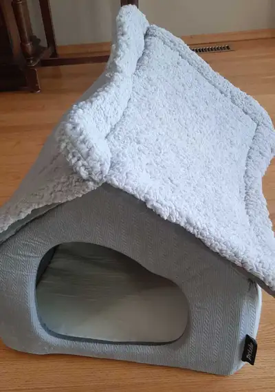 PETZIN Cat Bed. Very nice condition. Approx. 21"x19"x15". Grey colour. Washable, removable bed and r...