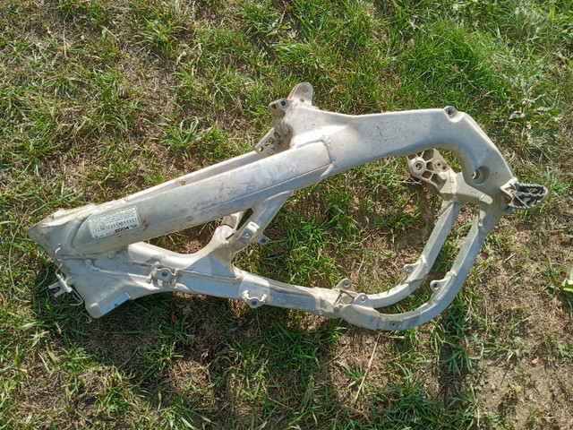 Honda CRF 250 R frame in Motorcycle Parts & Accessories in Vernon