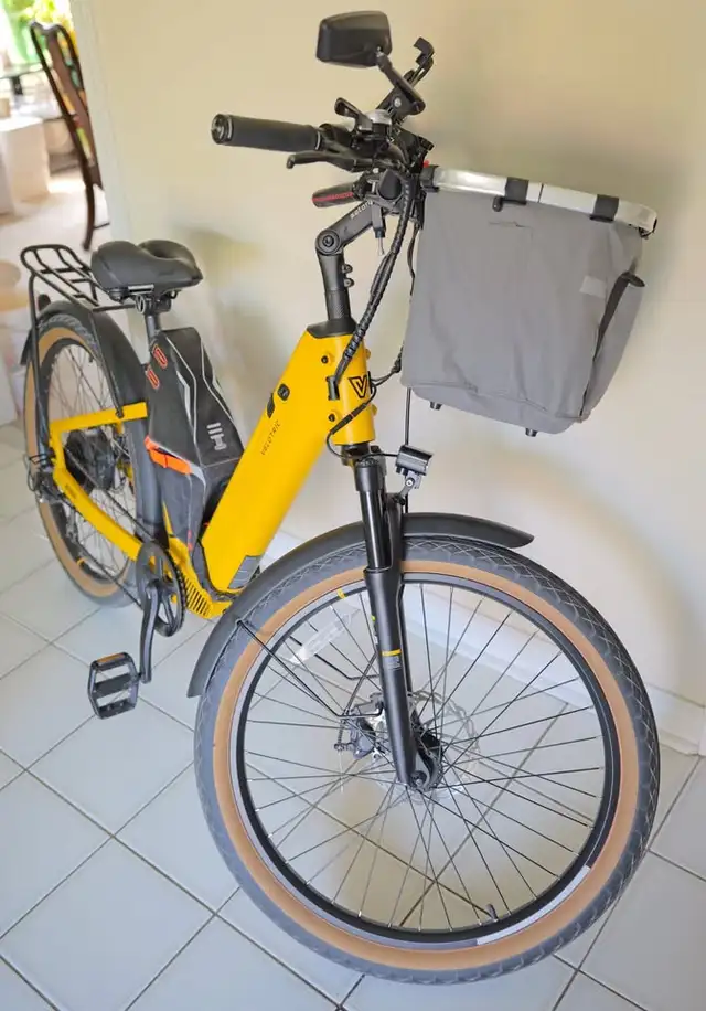 Velotric Discover 1 E-Bike (Mango) (Like NEW) w/2nd NEW Battery in eBike in Markham / York Region - Image 3