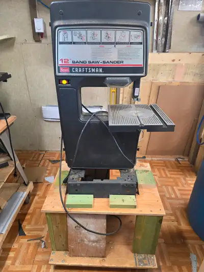 Scia à ruban Craftman 12 pouces, en très bon état. Fonctionne très bien. Avec lumière. Prix négociab...
