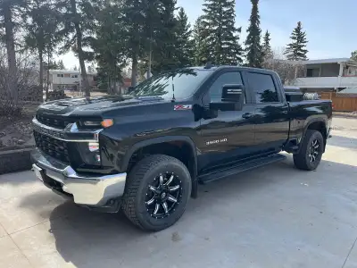 2020 dramax, 3500 with 106,000 km. Has air bags, cell phone booster and 3m paint protection