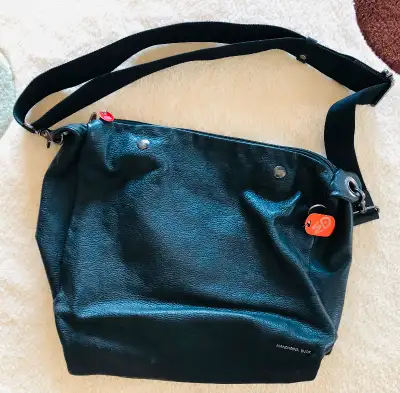 MANDARINA DUCK CROSSBODY MESSENGER BLACK LEATHER BAG LIKE NEW, View more