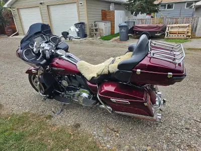 2017 Harley Davidson Roadglide: V&H Monster pipes, V&H Fuelpak 3, Mustang Delux heated seat, all LED...