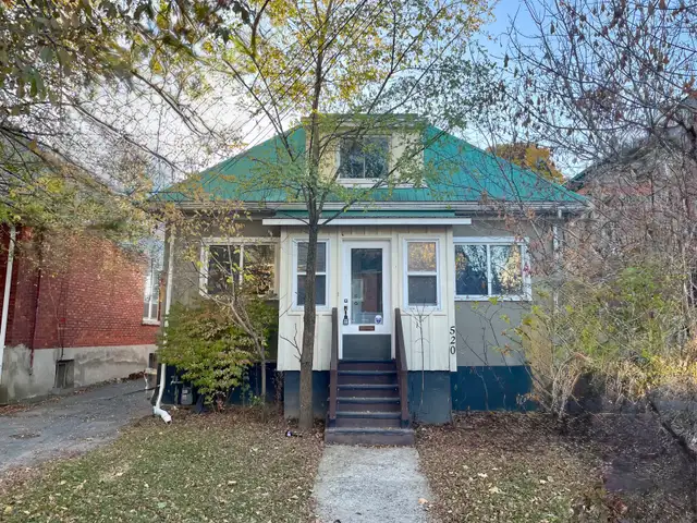 SPACIOUS 5-BEDROOM STUDENT HOME — PRIME LOCATION NEAR QUEEN’S!
