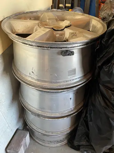 Bought custom rims, don’t need anymore $25 per rim, obo. want to sell as 4 set.