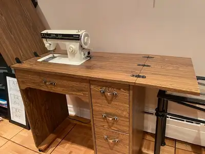 Singer sewing machine wood cabinet / machine a coudre Singer, View more
