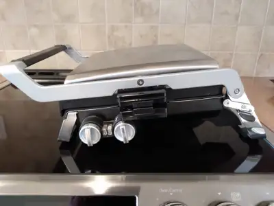 Gril Électrique George Foreman - Modèle GRP100CAN N'est pas livrée avec la plaque de cuisson en opti...