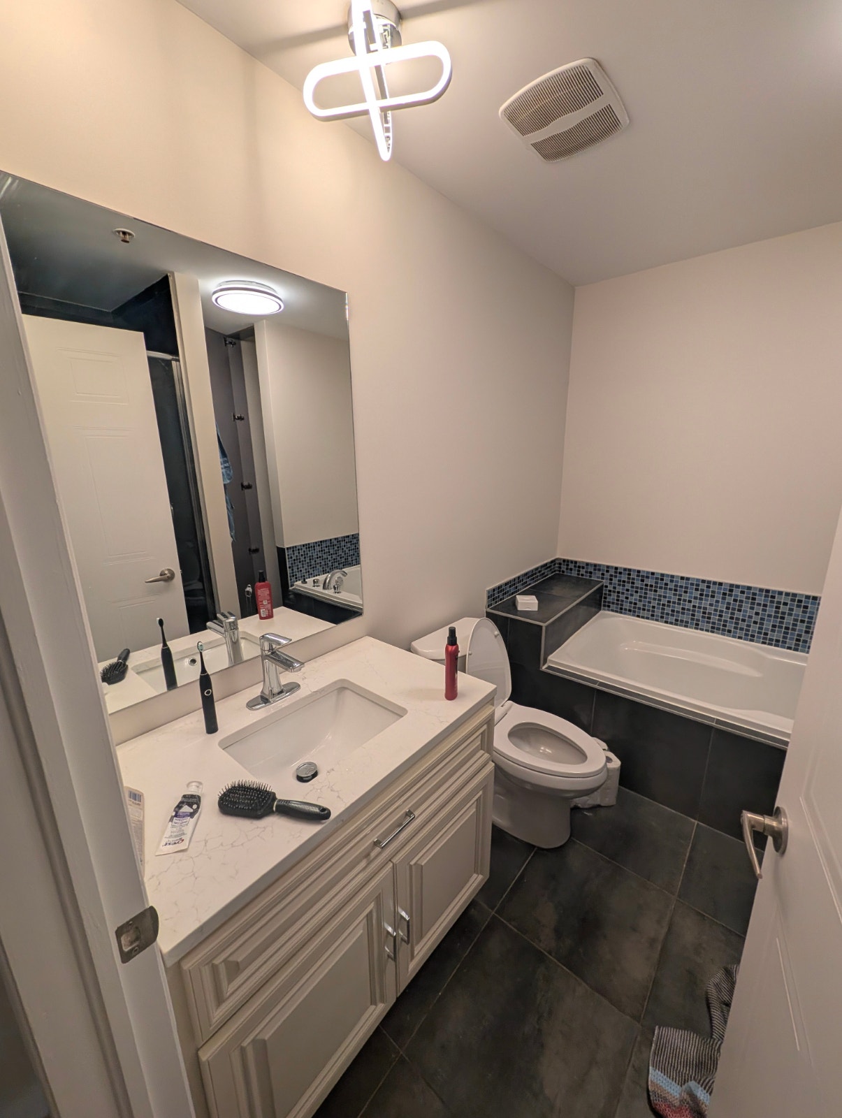 2 chambres à louer | Stationnement intérieur + Rangement Inclus — photo 2