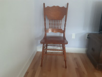Chaise antique en bois