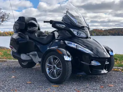 2010 Can Am Spyder RTS Chrome Edition SM5 990. Features include reverse, cruise control, ABS, heated...