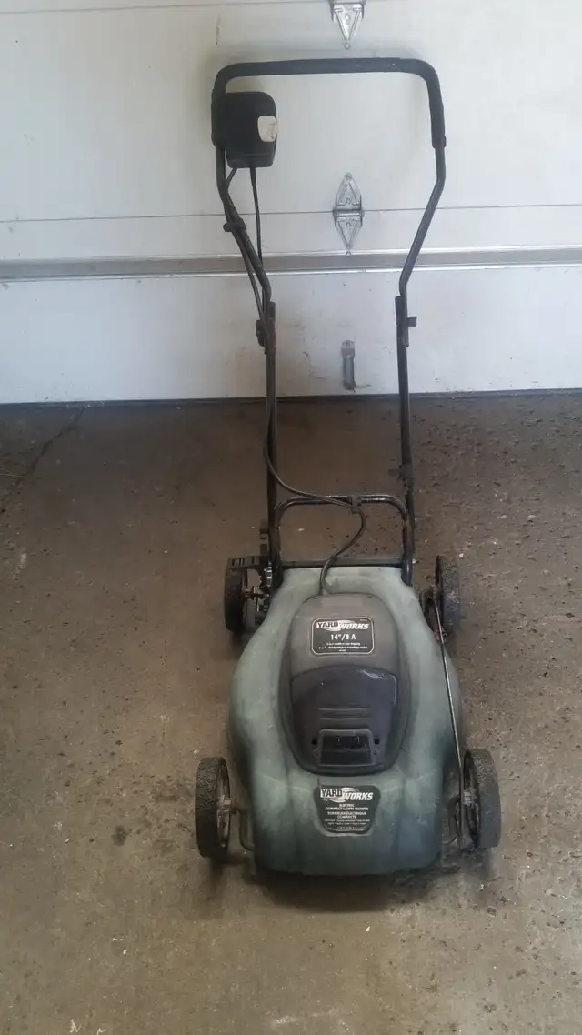 LawnMower Yardworks 14 inch 8 Amps in Lawnmowers & Leaf Blowers in City of Toronto - Image 4