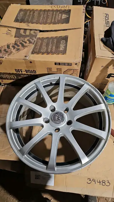 Diamètre: 7" Largeur : 7.5" Bolt pattern : 5 x 114.3mm Centre : 73.1mm Offset : 40mm Marque : DAI al...