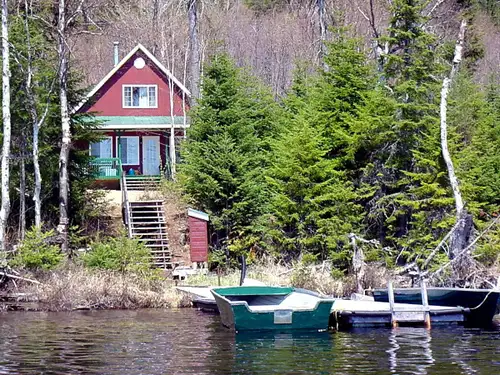 À St-Zénon dans Lanaudière à seulement 90 min. de Montréal 36 chalets sur le bord d’un des 27 lacs d...