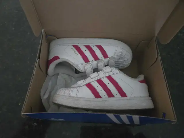 Girls Adidas Superstar Shoes - Size 9 in Kids & Youth in Gatineau - Image 2