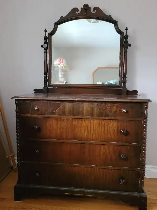 Antique dresser in Dressers & Wardrobes in City of Toronto - Image 5