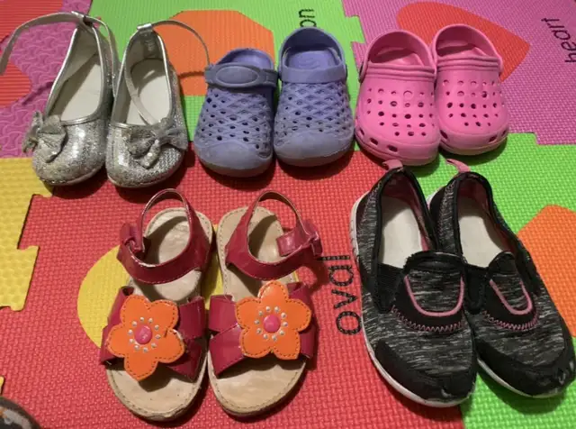 5 pairs of girls shoes (4 size 7s, 1 size 8) in Kids & Youth in City of Toronto - Image 2