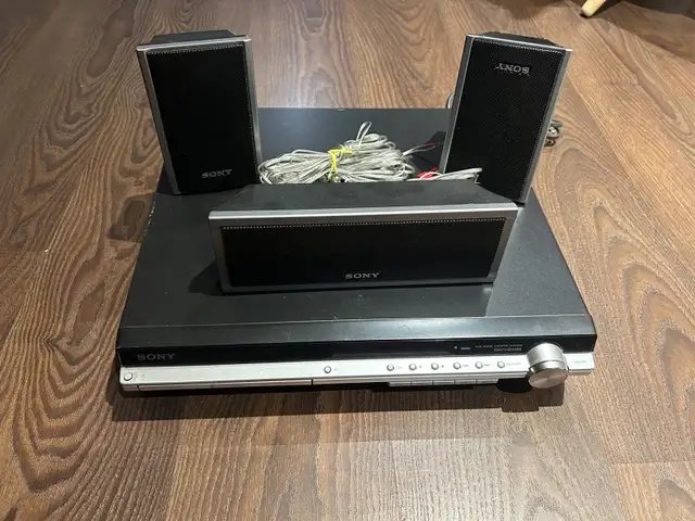 Sony receiver and 3 speakers with wires in Stereo Systems & Home Theatre in Mississauga / Peel Region - Image 4