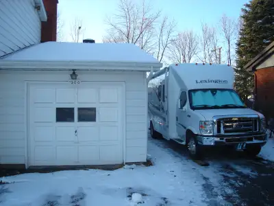 Espace de stationnement extérieur privé situé à Boucherville (secteur La Seigneurie), offrant l'espa...