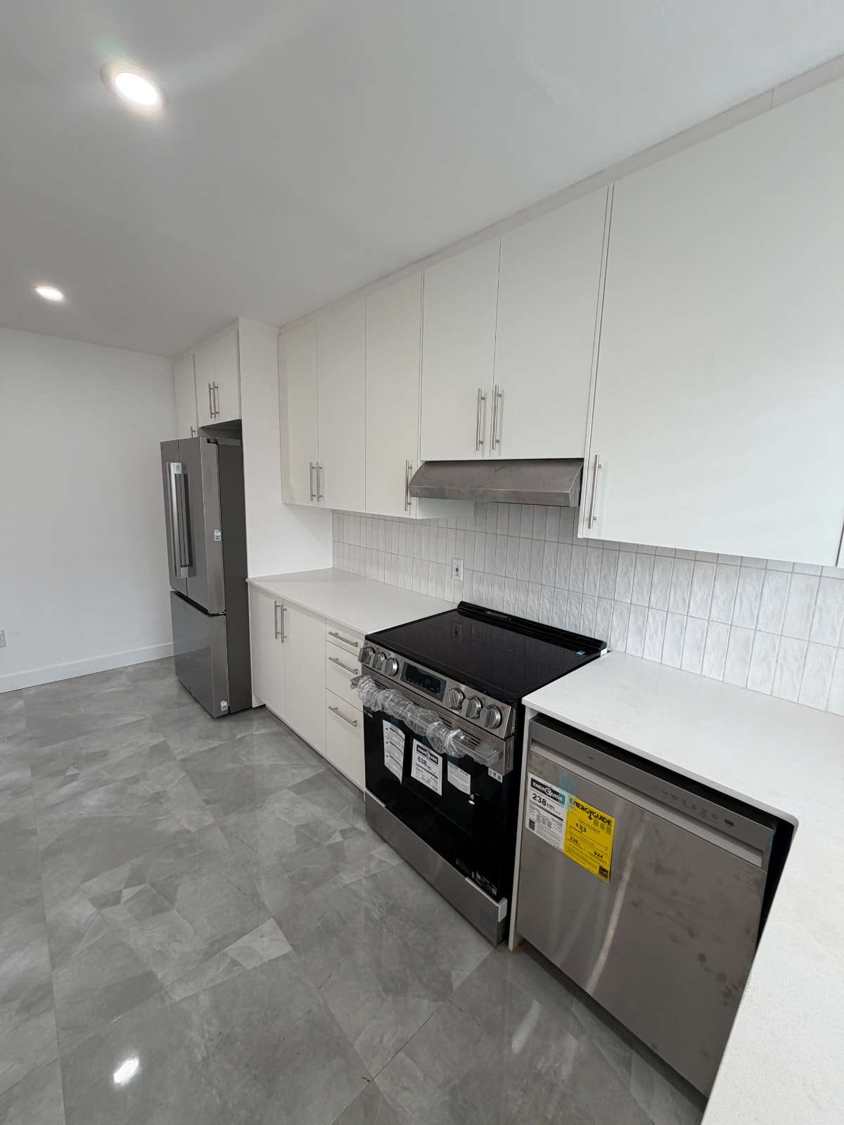 Rénové avec Électroménagers Neufs/Renovated with New Appliances — photo 3
