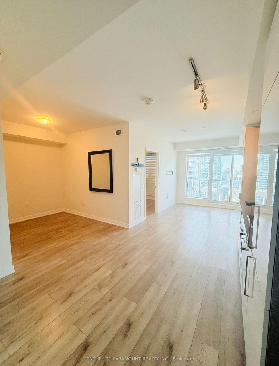 HUGE 1 BED+DEN AT HARBOURFRONT/UNION STATION 3