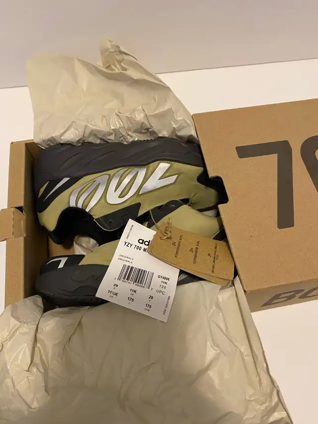 kids Yeezy 700 sneakers (NEW) in Kids & Youth in Oakville / Halton Region - Image 5