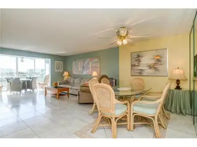 Condo à vendre à Dania Beach, Floride. Localisation parfaite juste à l’est de la US-1 le condo est à...