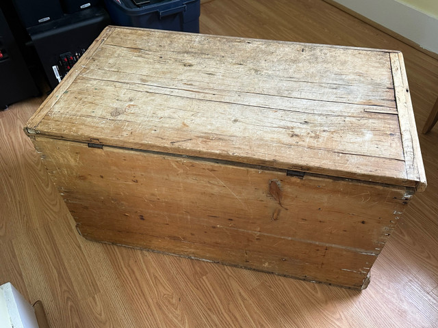 Antique Wooden Chest. in Coffee Tables in Swift Current - Image 2