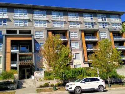 This fully furnished, 2-bedroom, 2-bathroom apartment is bright, spacious, and comfortable. It featu...