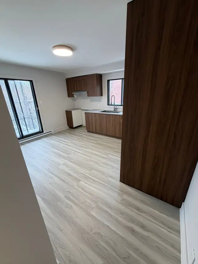 RENOVATED 4 1/2 AVAILABLE NOW!