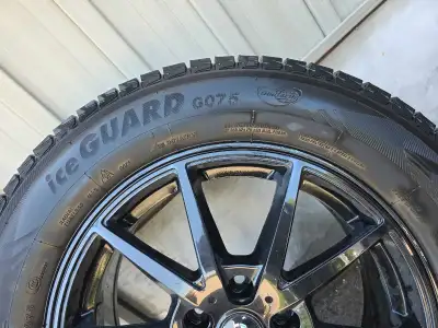 These used Yokohama IceGuard G075 winter tires sized 225/65R17 are mounted on stylish Fast alloy whe...