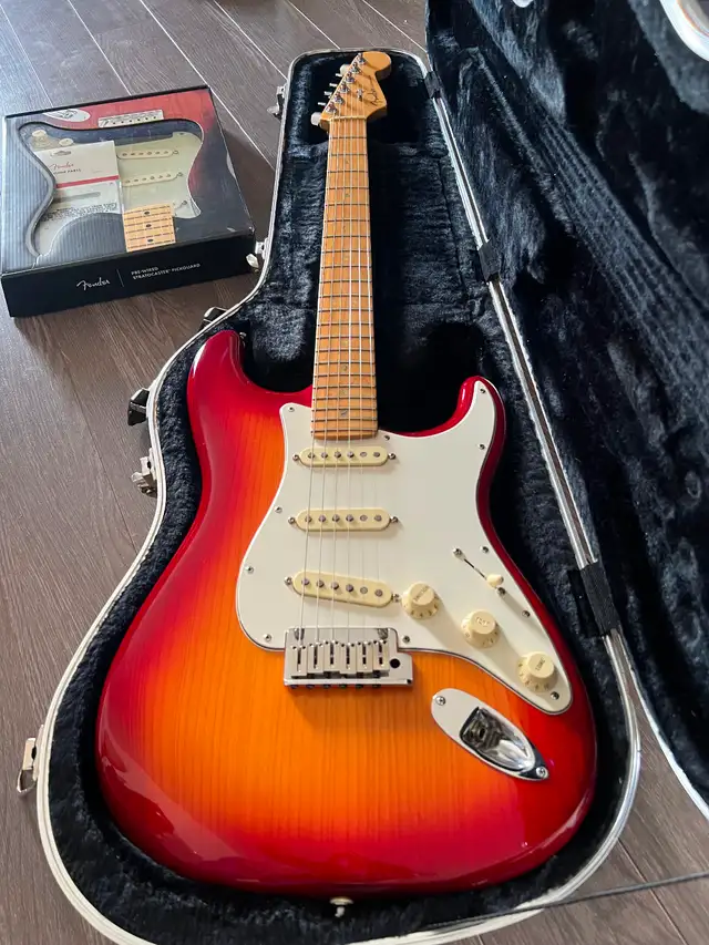 Fender Stratocaster Deluxe - January 2002 - Aged Cherry Burst in Guitars in Ottawa - Image 3