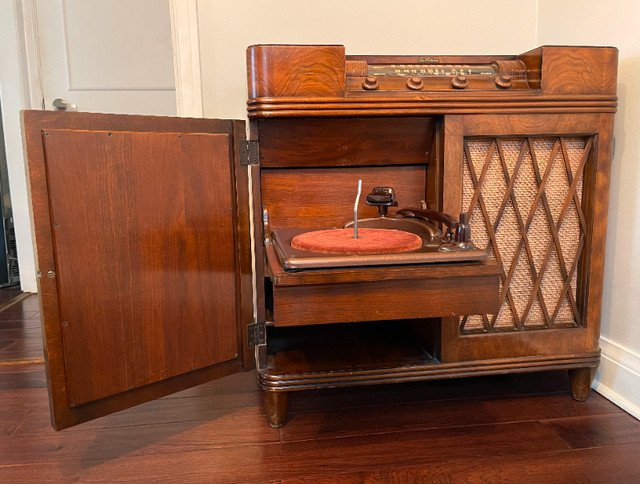 Vintage 1930/40's Record Player/Radio combo with box of records in Arts & Collectibles in City of Toronto - Image 3