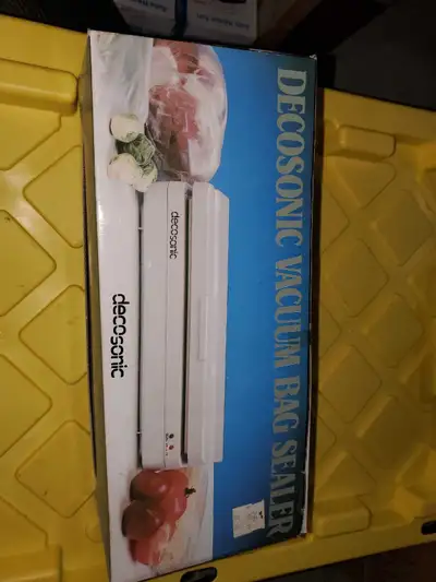 Keep your food fresh with this Decosonic vacuum bag sealer, perfect for preserving meats, vegetables...