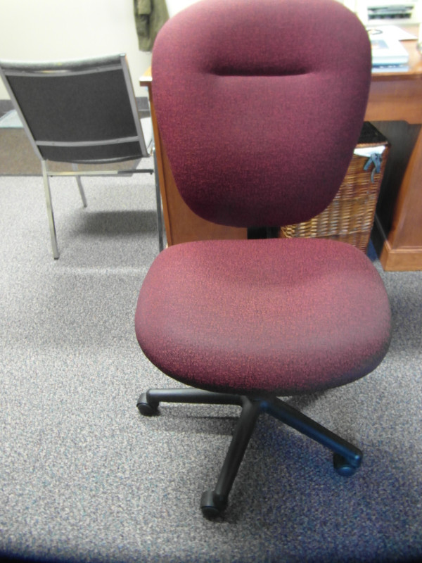 Burgundy office chair in Chairs & Recliners in Stratford - Image 2