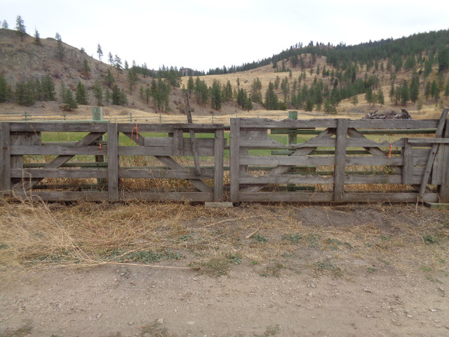 Handmade Authentic Ranch Wooden Barn Gates in Outdoor Décor in Penticton - Image 4