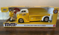 Jada M&Ms Yellow & 1947 Ford COE Flatbed Truck