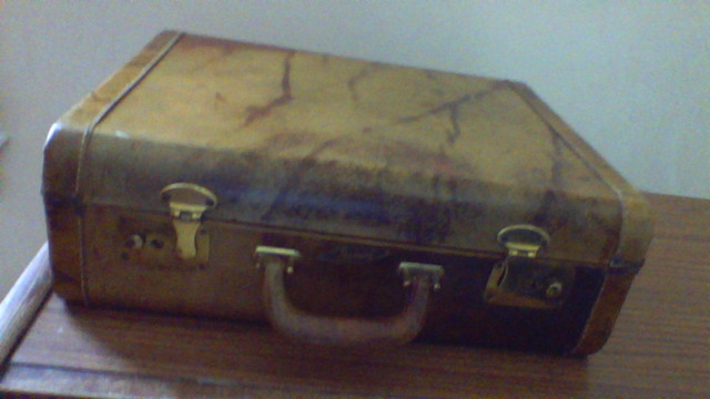 pakaway vintage suitcase pre 1950,s in Arts & Collectibles in Saint John - Image 3