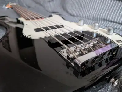 I'm selling a great condition classic 2002-2004 Fender Squier Precision Bass. 5-Strings. Made in Ind...